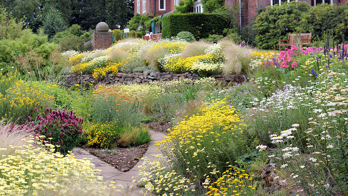 Find out about RHS Partner Gardens / RHS Gardening