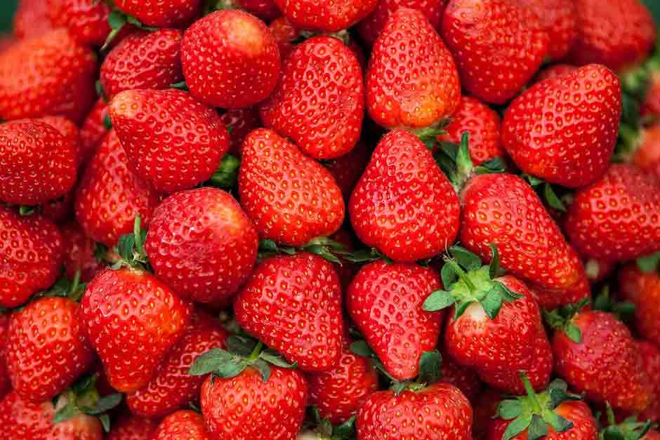 https://www.rhs.org.uk/getmedia/e76ee82a-144c-4738-bea2-fdf5129ad6aa/strawberries.jpg?width=940&height=627&ext=.jpg